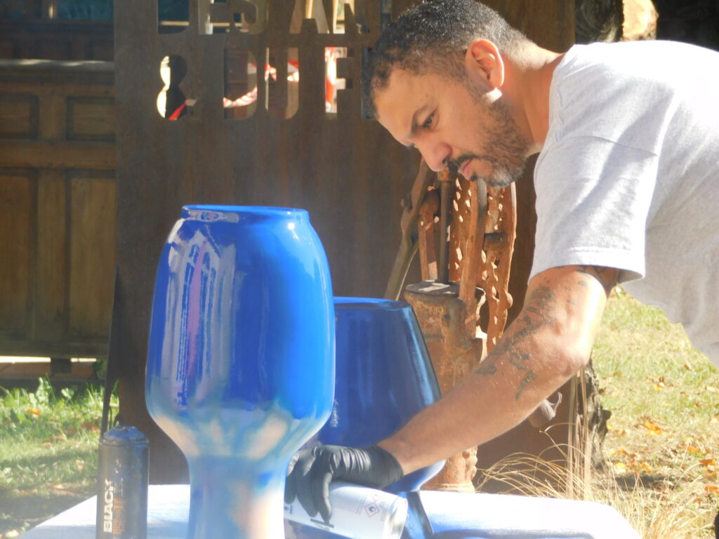 Artiste peignant des vases à la Salle d’exposition Martres Tolosane.