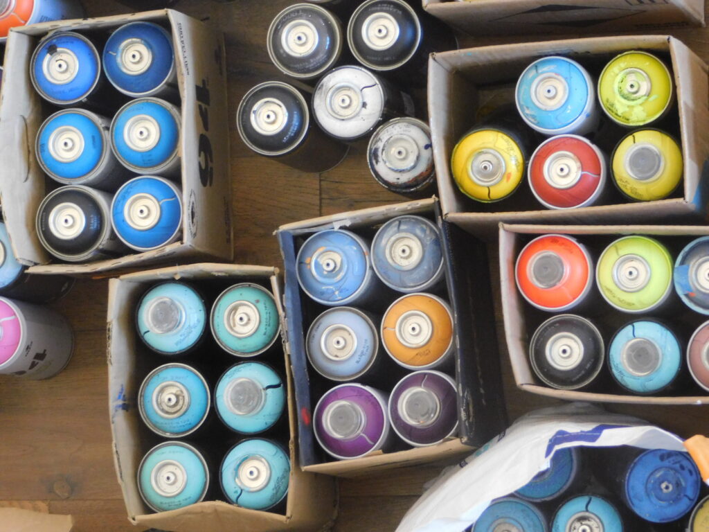 Bombes de peinture empilées, Le Grand Presbytère, Salle d’exposition Martres Tolosane.