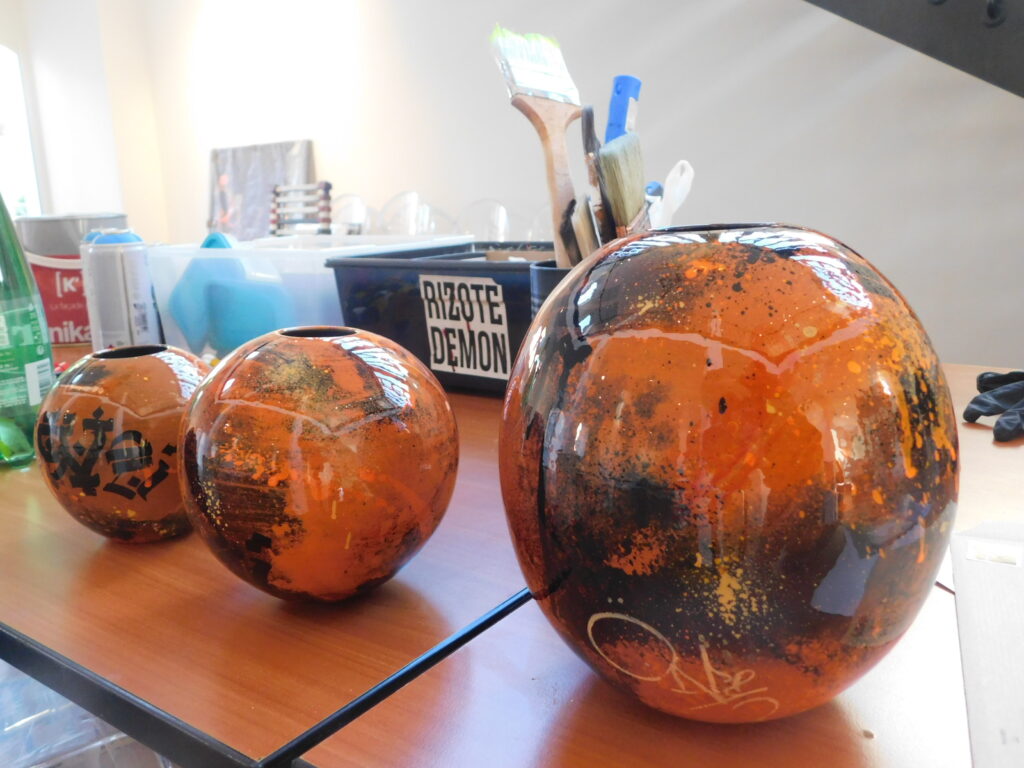 Vases artistiques en verre aux nuances orange, Salle d’exposition Martres Tolosane.