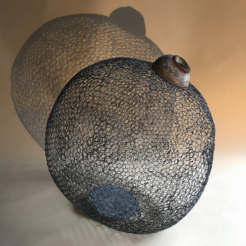 Vase en fil métallique exposé au Grand Presbytère, Salle d’exposition Martres Tolosane.