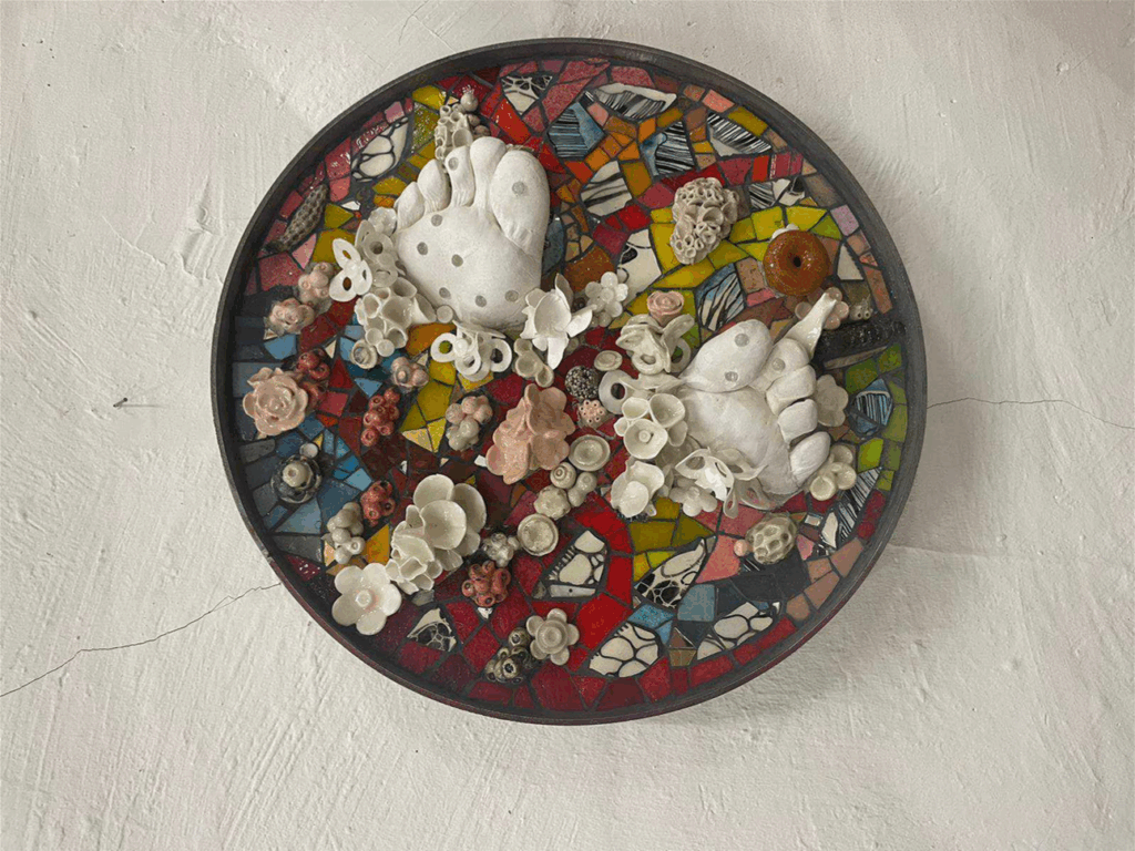 Mosaïque en céramique composée de motifs variés, Le Grand Presbytère.