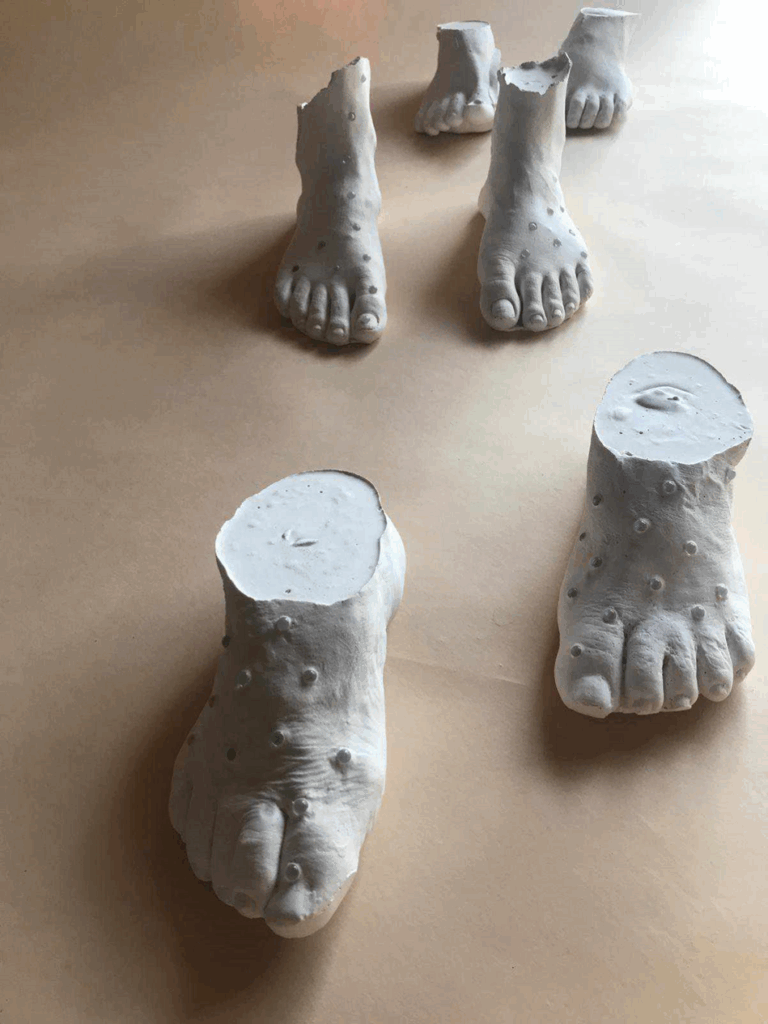 Sculptures de pieds en céramique exposées au Grand Presbytère, Martres Tolosane.