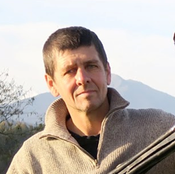 Homme en pull près d'une voiture au Grand Presbytère, Salle d’exposition Martres Tolosane.