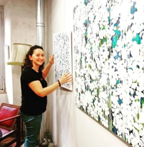 Femme ajustant une œuvre à Le Grand Presbytère, Salle d’exposition Martres Tolosane.