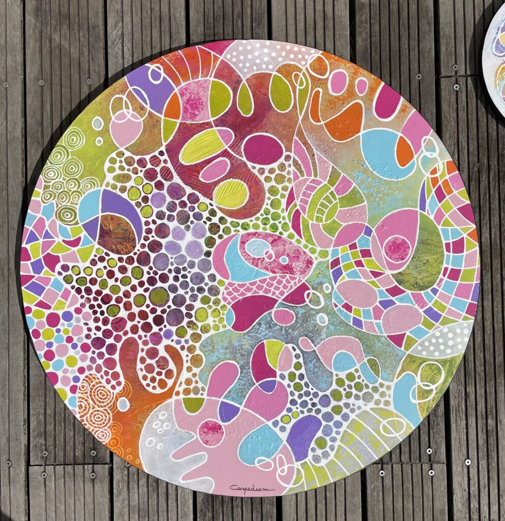 Œuvre colorée en forme circulaire, exposée au Grand Presbytère.