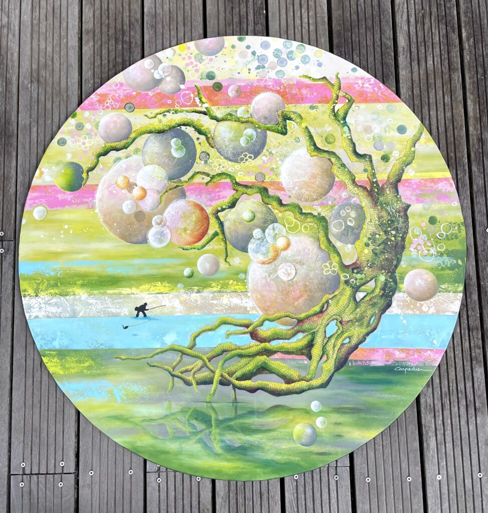 Œuvre colorée d'un arbre stylisé, exposée au Grand Presbytère. Salle d’exposition Martres Tolosane.