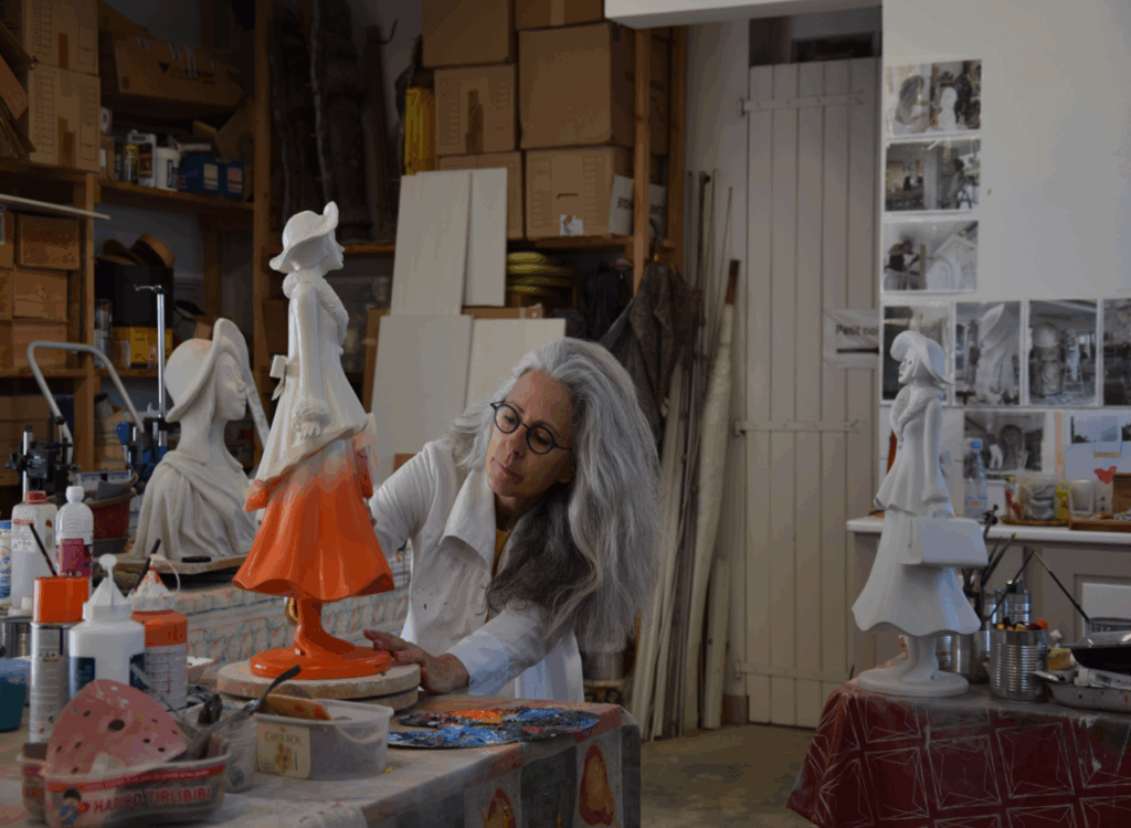 Artiste en train de peindre une sculpture au Grand Presbytère, Martres Tolosane.