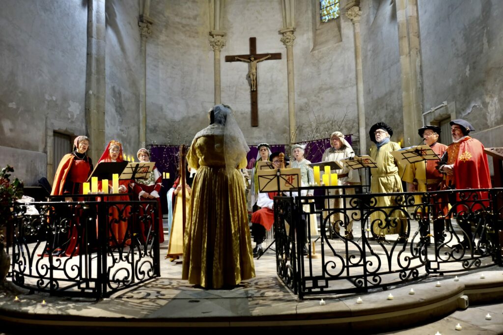 Concert médiéval au Grand Presbytère Martres Tolosane avec artistes costumés.