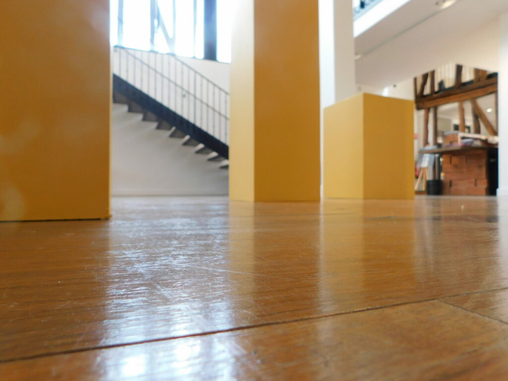 Vue du sol avec des éléments jaunes, Le Grand Presbytère Martres Tolosane.