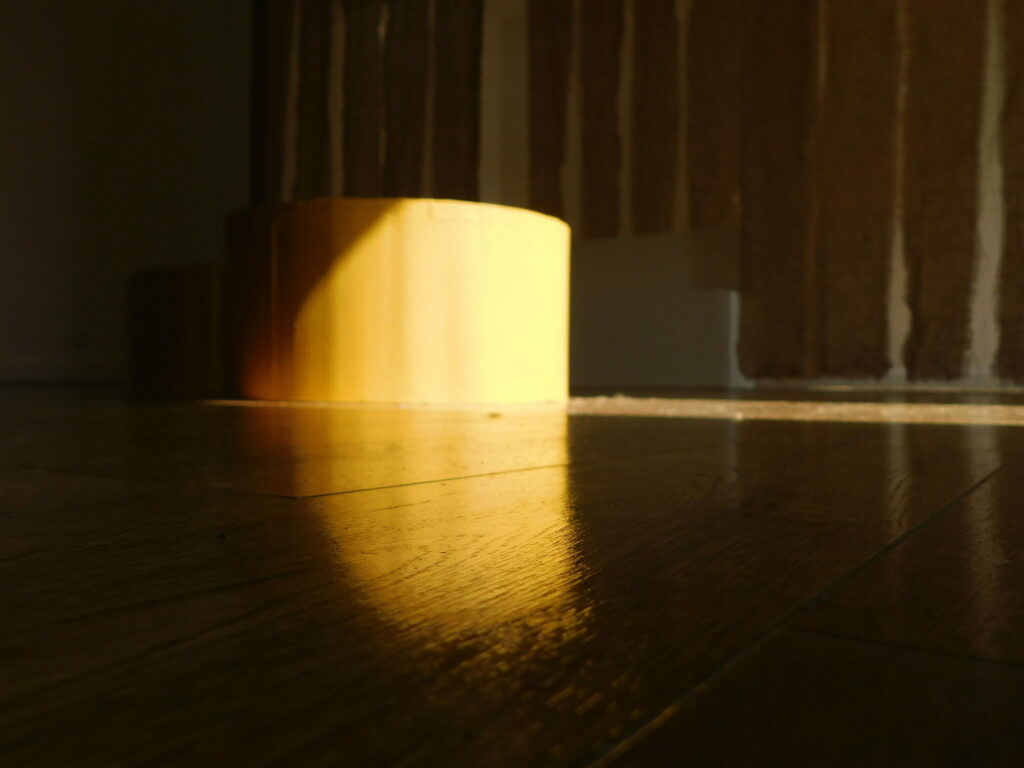 Un cylindre jaune au sol, Le Grand Presbytère Martres Tolosane.