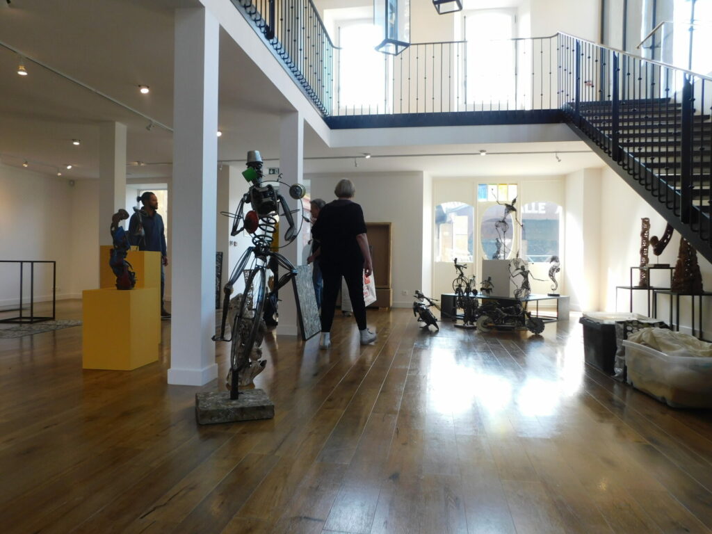 Visiteurs explorant une exposition au Grand Presbytère Martres Tolosane.