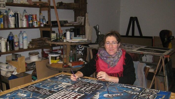 Artiste peintre travaillant sur une œuvre au Grand Presbytère Martres Tolosane.