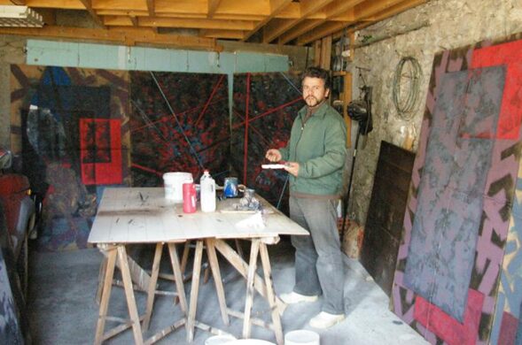 Artiste travaillant au Grand Presbytère Martres Tolosane dans son atelier.